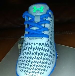 Under armor  boys 2 t these are next to new!!